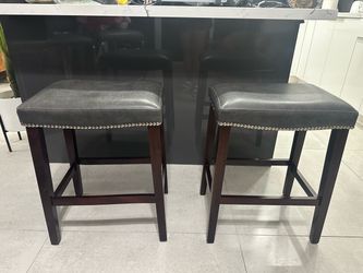 e: Set of 2 Counter-Height Bar Stools – $50