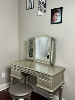 💄 Vanity with Tri-Fold Mirror & Matching Stool – $125