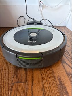 iRobot Roomba Robot Vacuum with Charging Dock – Pre-Owned