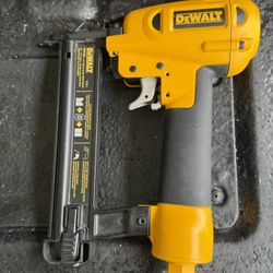 DeWalt D51236 5/8" - 1-1/4" Inch (32mm) 18 Gauge Pneumatic Air Brad Nailer