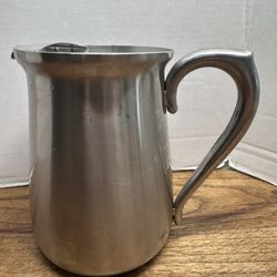 Oneida Post Road 64 oz Pitcher 18/10 Stainless Steel