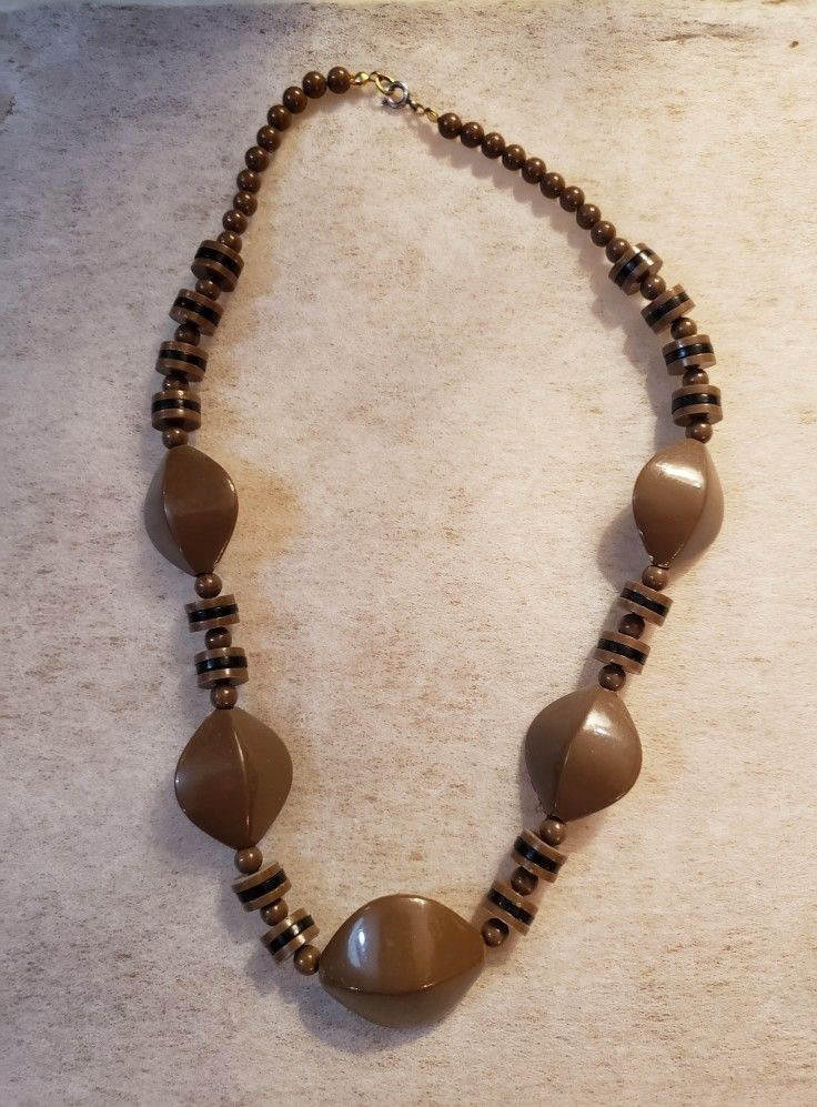 Vintage Beaded Necklace With Clasp Close