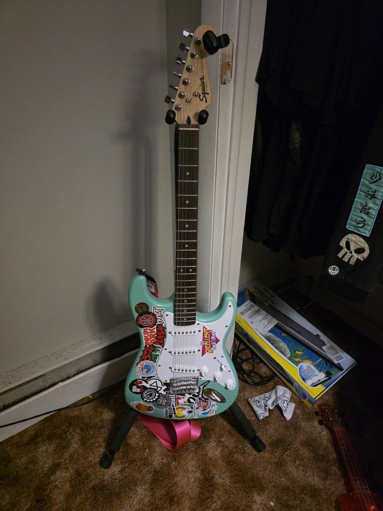 Squier Bullet Stratocaster Hardtail Seafoam Green Solid Body Guitar