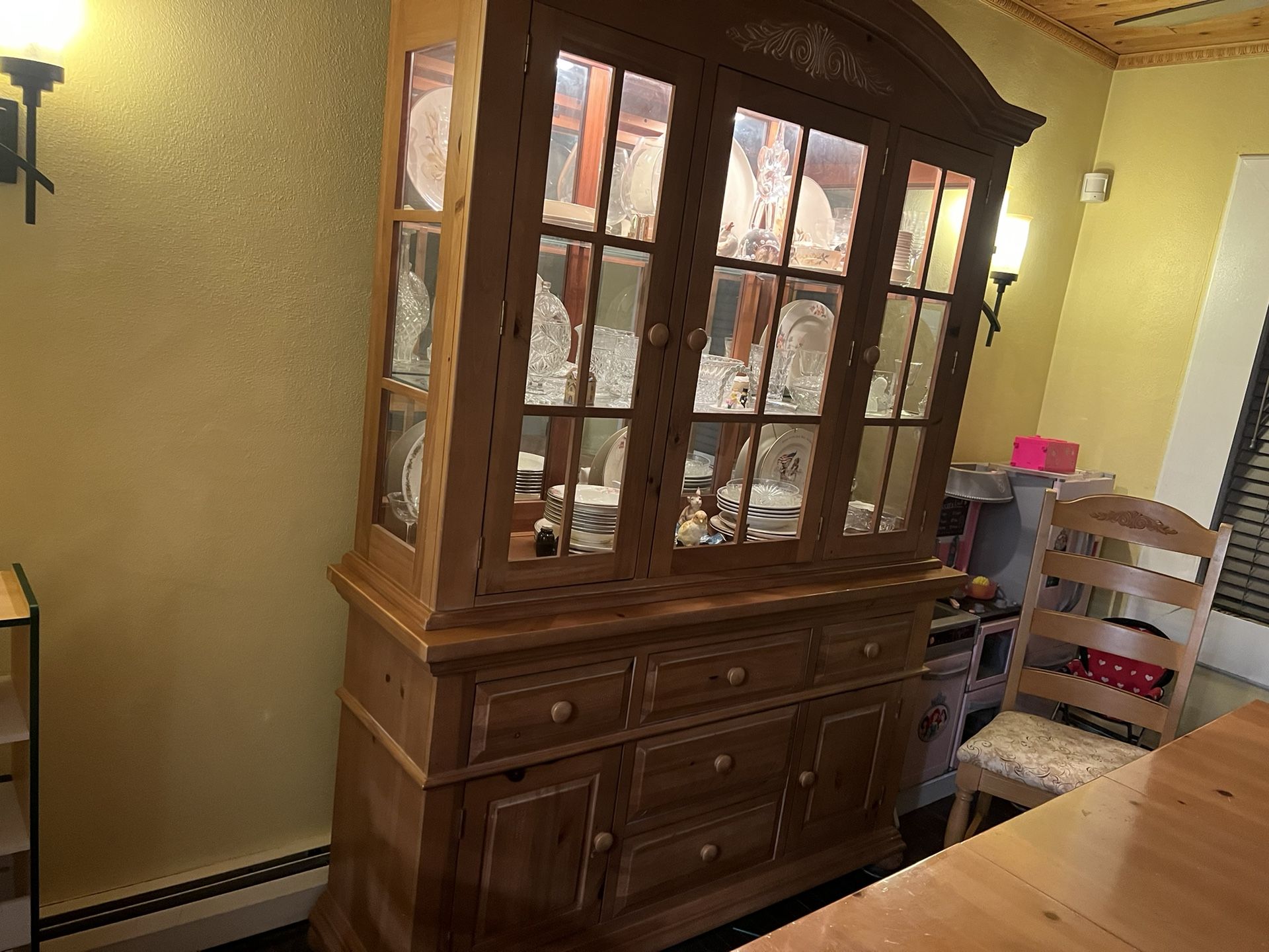 Dinning Room Table And hutch