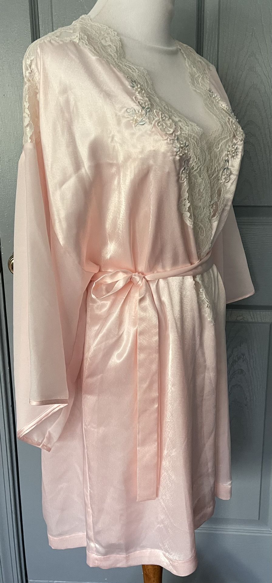 Val.Mode Silky Satin Pink Floral Embroidered Vintage Kimono Robe & Nightgown Set.