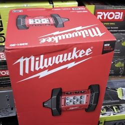 MILWAUKEE ROVER M18 FLOOD LIGHT (TOOL ONLY)