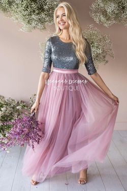 Neesee’s 2XL charcoal sequin and mauve tulle skirt gown
