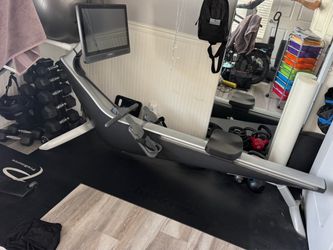 Hydrow Smart Rowing Machine – Excellent Condition (Pick Up Only)