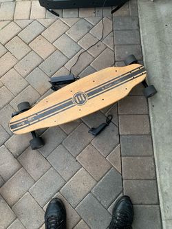 Evolve electric  is-1123-17 skateboard with remote Charger working