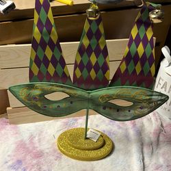 This item is a tabletop Mardi Gras masquerade mask decoration.