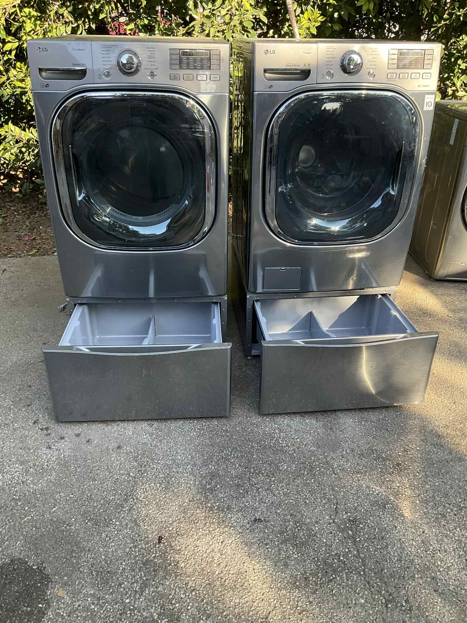 SET WASHER AND GAS DRYER / WITH PEDESTALS