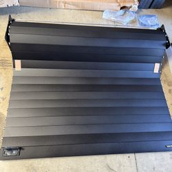 Retrax PRO XR T-80461 Retractable Tonneau Cover Fits 14 to 18 Chevy/GMC 1500 5'8" Bed