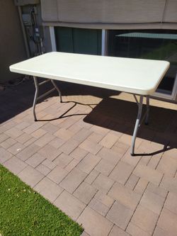 Folding table