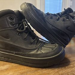 Nike Woodside Size 2