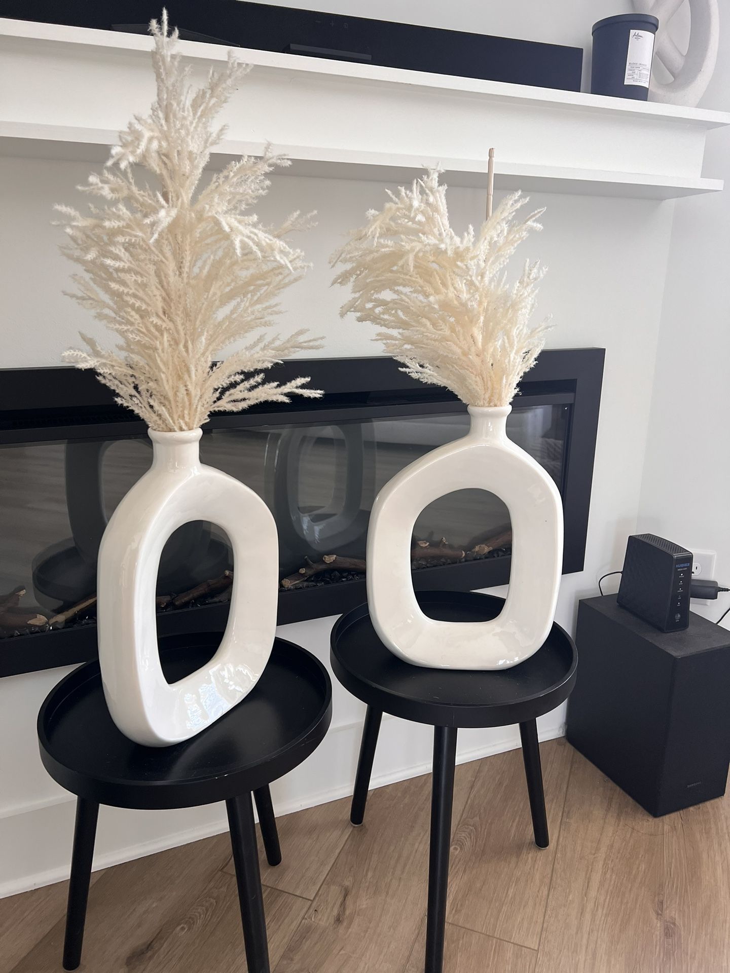 Modern beige ceramic donut vases with dried pampas grass)