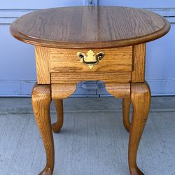 BROYHILL Oval Oak Accent/End/Side Table