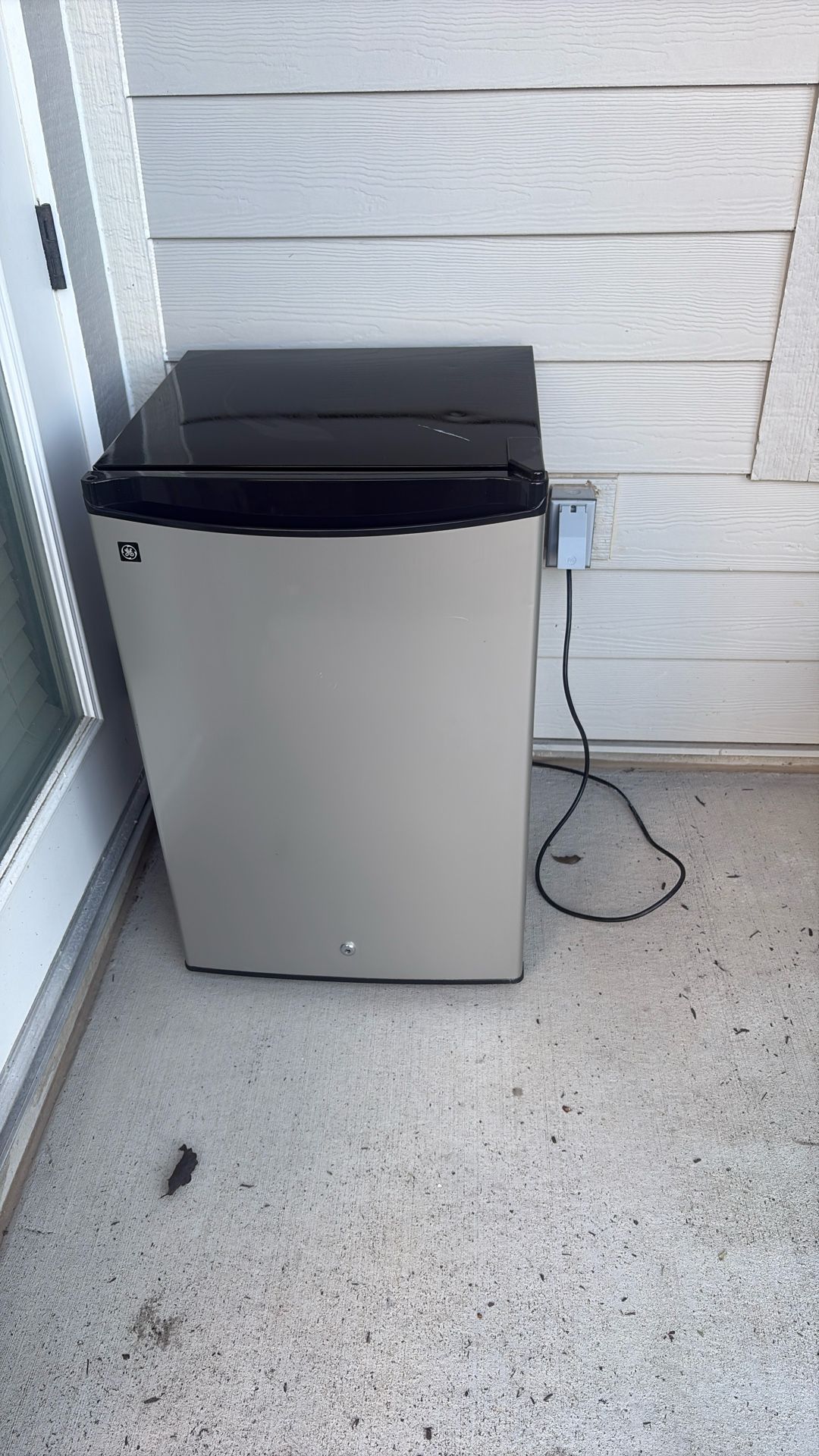 Mini Fridge (150 OBO)