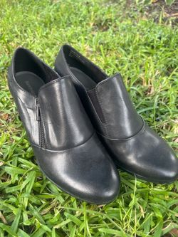 Women Stylish black Baretraps Kelyn booties are size 7.5   Preowned Good condition   These shoes have a man-made upper with a side zipper and elastic 