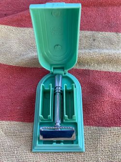 vintage Gem Micromatic safety razor in a green plastic case