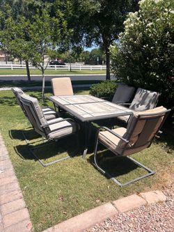 Beautiful Patio Set - Can Deliver!