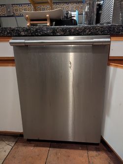 Frigidaire Dishwasher - Functional but dirty