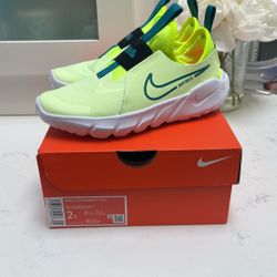 Boys Nike Flex Runner 2, Barely Volt/Bright Spruce- Volt, Size 2
