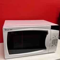 Magic Chef microwave .7 cubic foot .7 ft 700 watt MCM770WTG