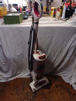 SHARK Vacuum Cleaner *Read*