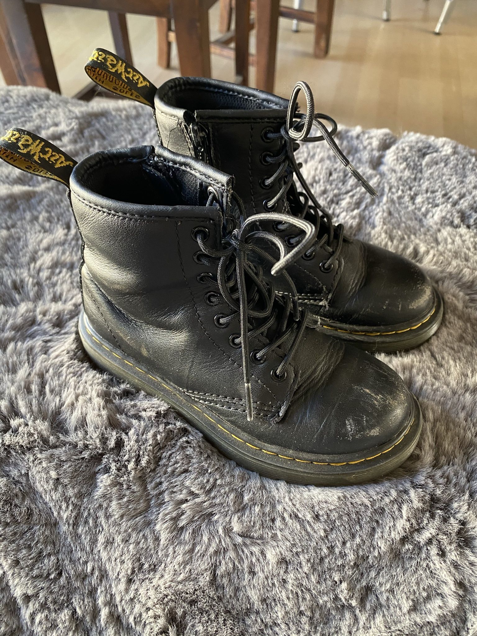 Dr. Martens Delaney boots Kids Unisex black & ox blood