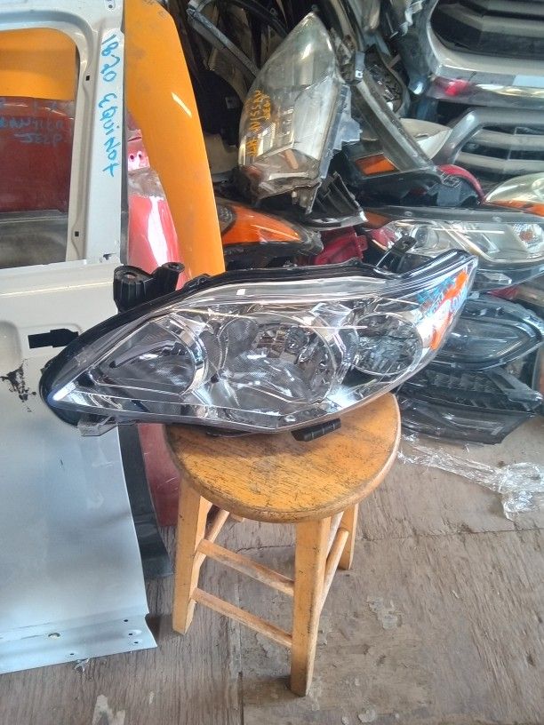 2011 - 2013 Toyota Corolla Left Headlight