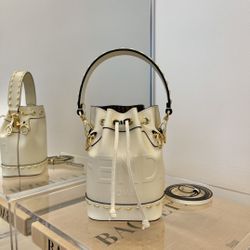 White riveted bucket bag, dimensions: 18x12x10cm
