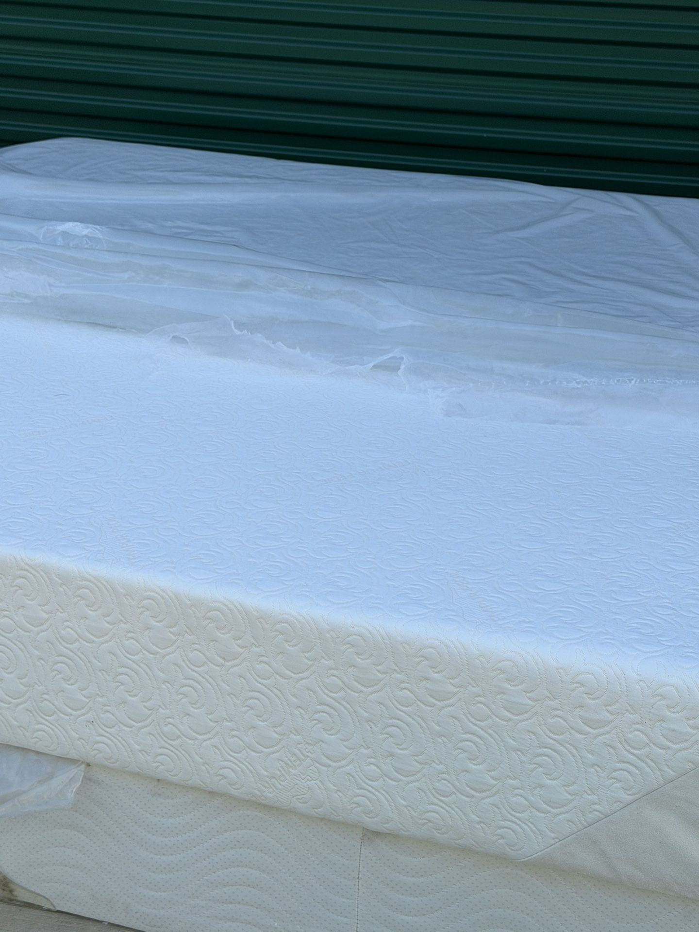 FLOOR MODEL KING SIZE TEMPER PEDIC MEMORY FOAM COOL GEL MATTRESS ONLY