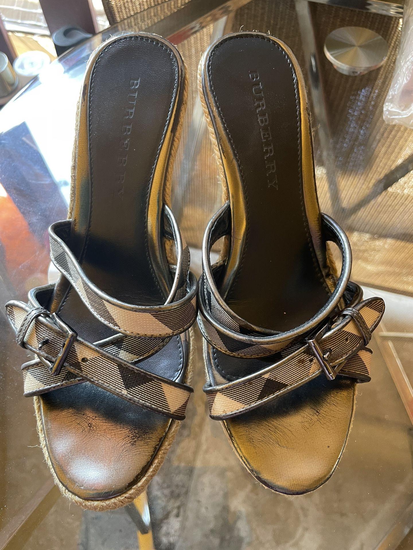 BEAUTIFUL BURBERRY SHOES Size 7 Made In ITALY