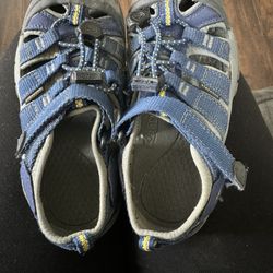 Boys Keen SIZE 12