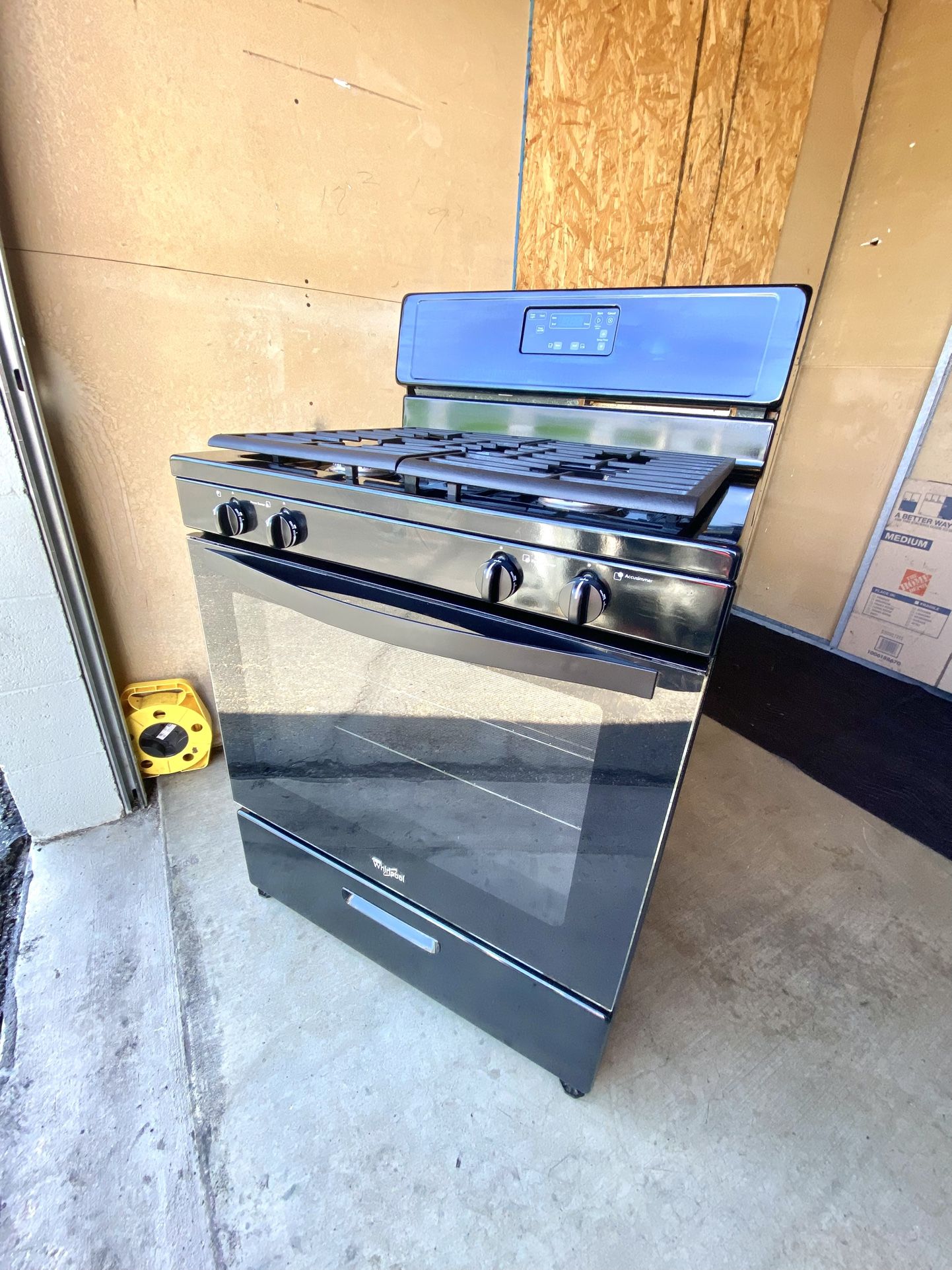 Whirlpool gas stove 4 burners black color. 30”