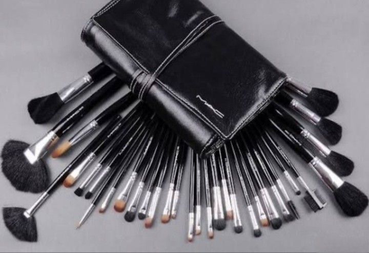 MAC Makeup Professional 31 pc Brush Set Roll Up Organizer