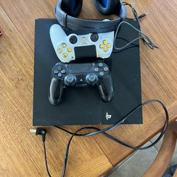 Sony PS4 W 2 Controllers And Headset