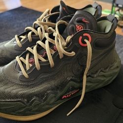 Size 10 NIKE SHOES 