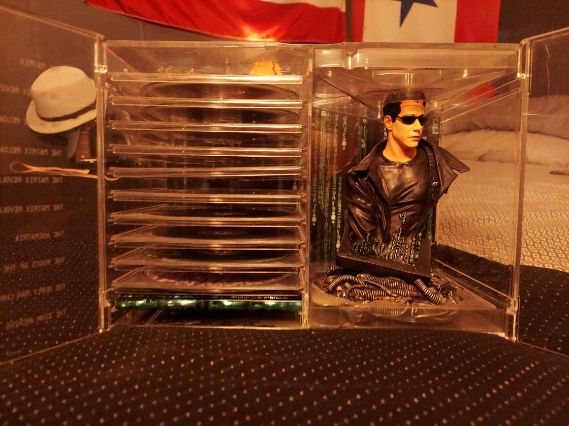 The Ultimate Matrix Collector's Limited Edition. 10 Dvd's 1 Archive Book, 1 NEO Figurine