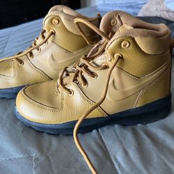 Nike Boots/shoes Youth Size 2 