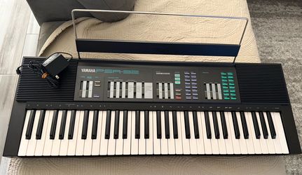 Yamaha PSR 32 / 61-key Portable Keyboard Piano with stand