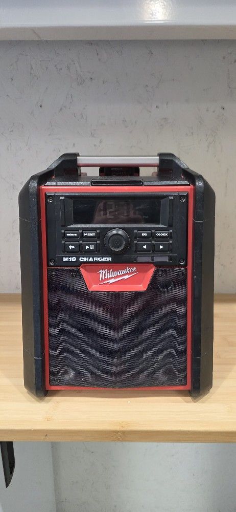 Millwalkee CHARGER AND RADIO M18