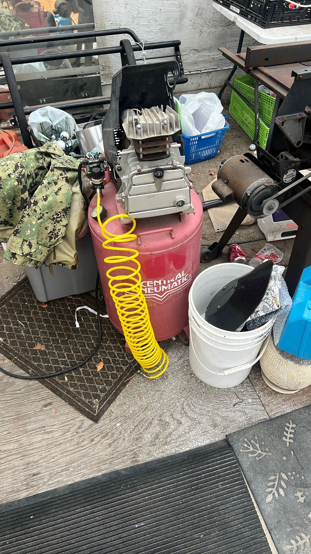 Air Compressor Central Pneumatic Works Great 150 or best offer