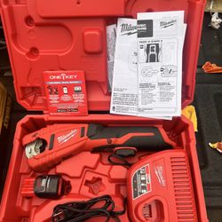 Milwaukee 2471-21 Cordless M12 Lithium-Ion Copper Tubing Cutter Kit