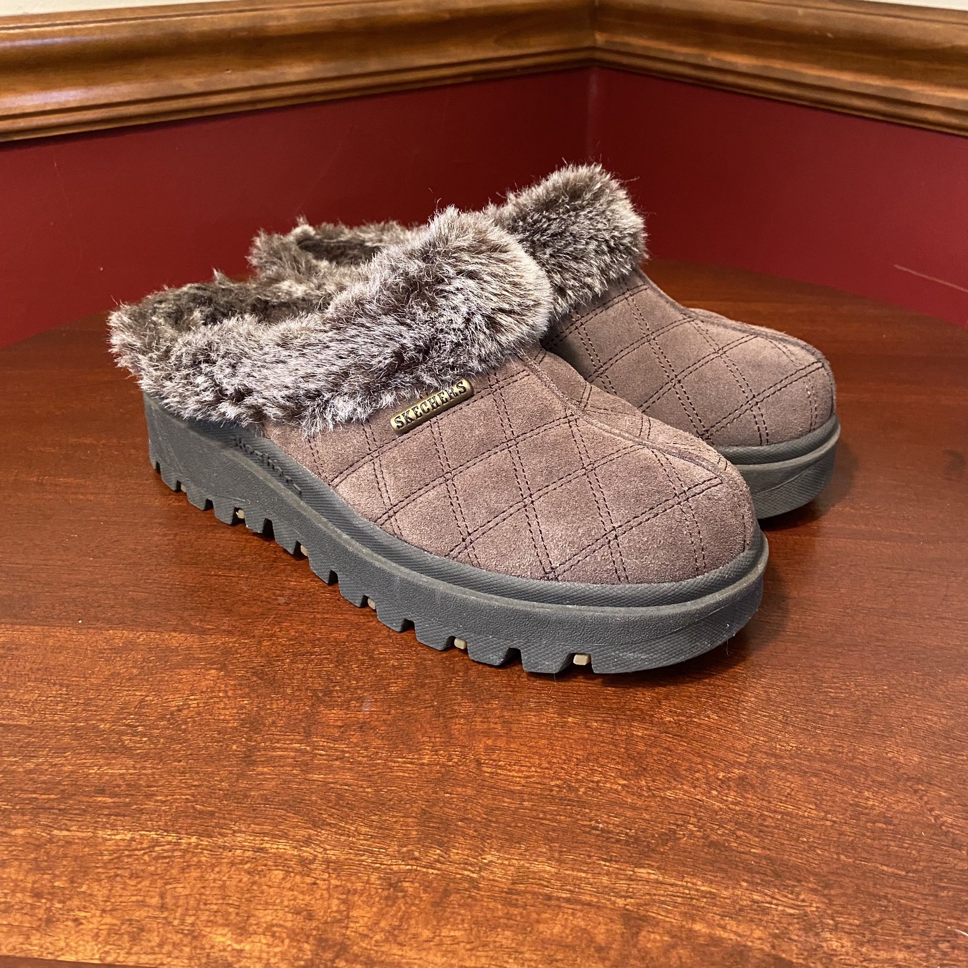 Skechers Shindigs Miracle Suede Clogs Faux Fur Lining Womens 8 Sale in Coplay, PA - OfferUp