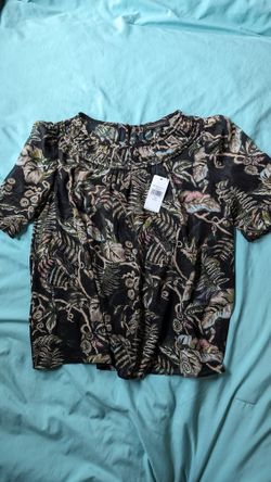 NEW Women's Beautiful BANANA REPUBLIC sheer flowy summer top shirt
Size XS petite 