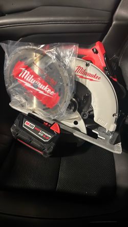 Milwaukee  M18 circular saw brand new comes with 1 battery and saw blade all brand new