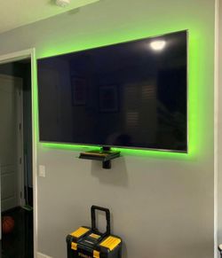 TV WALL MOUNT ON THE WALL