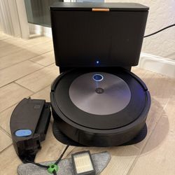Roomba Combo® j5+ Self-Emptying Robot Vacuum and Mop