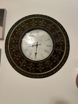 Clock / Brown wall clock